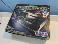 Sega Mega Drive med 2 handkontroller, manual och spel.