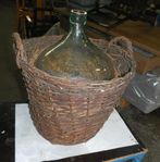 Demijohn eller Carboy, Stor Glasflaska i Korg.