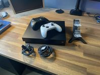 Xbox One X 1TB + 2 kontroller + spel