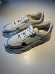 Sneakers i skinn med silverdetaljer