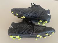 Nike fotbollsskor stl 35 