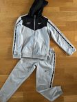 Nike tracksuit strl M (134-147)