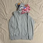 Grå BAPE hoodie med rosa camoluva