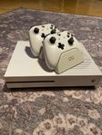 Xbox one med 2 kontroller, laddstation + några spel