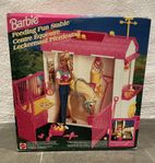 Barbie stall ”Mattel 1995” och två hästar 