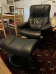 Stressless Ekornes fåtölj med fotpall i svart skinn