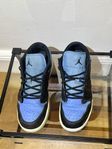 Skor: Air Jordan 1 Low Black University Blue