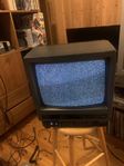 liten CRT tv med VHS 