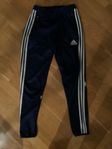 Adidasbyxor i small och large 