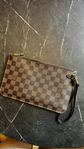 LV neverfull clutch 