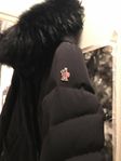 Moncler jacka svart  stl 4  Medium 