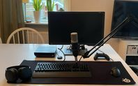 Gaming setup, dator, mikrofon, datorskärm