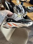 yeezy 700 wave runner säljes