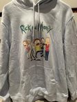 Ett set med hoodie och byxor av motiv Rick and Morty 