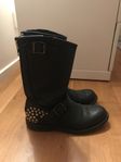 Primeboots med nitar 38