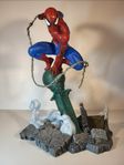 Spider-man staty, sittandes på stolpe, Marvel Gallery Comic