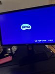 benq XL2420-B med skärm arm för två datorer