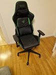 razer Tarok Pro Gamingstol och Svive Altair Gamingdesk 