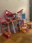 Barbie Malibu House - stort Barbiehus med 3 dockor 