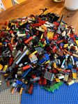 Lego 4,5 kilo klossar fönster , plattor, bilar, gubbar mm