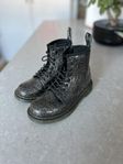 Glittriga Dr Martens storlek 30