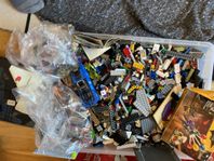 ca 12 kg lego med 50 minifigurer