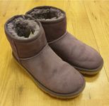 Fina, äkta UGGs Mini i lavendel / lila. Stl. 37