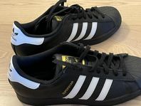 Oanvända Adidas Superstar storlek 43