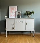 Sideboard i sandbeige