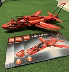 Lego Technic Jet och Fyrhjuling, samt två små Legohus. 