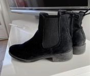 Svart chelseaboots, suede. H&M. 36