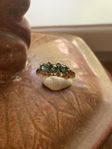 18k redgold ring forestgreen Sapphires.With natural Diamonds