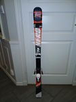 Skidor Rossignol Hero 130cm, hjälm på köpet.