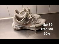 två par nike skor 39