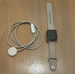 Apple Watch SE 2nd gen 40mm GPS (starlight sportsband S/M)