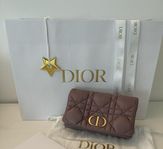 CHRISTIAN DIOR CARO WOC - LÅNG GULDKEDJA - HELT NY!