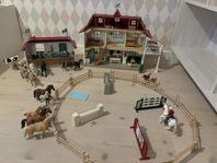 Schleich hus, stall, hage, hästar mm