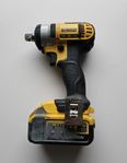 Dewalt Mutterdragare DCF880 med 4Ah Batteri 