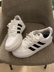 Adidas sneakers i nyskick stl 44