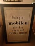 Rolig tavla med svart text+ram. Sluta glo i mobilen.