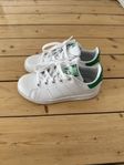 Adidas Stan Smith sneakers vita med grön detalj, storlek 30