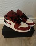 Jordan 1 low bulls (gs) black/white/red