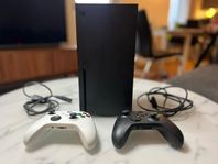 Xbox Series X (1TB) med två kontroller