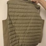 säljer en väst med märket.   parajumpers Super light weig