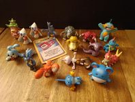 Pokémon figurer x17 + ett grekiskt(?) kort