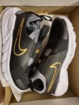 NIKE flex runner 2 svart/guld strl 28.5