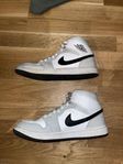 Jordan 1 Mid ”Light Smoke Grey” - 40