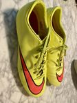 Nike fotbollsskor 44,5