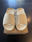 Yeezy Slides Bone (storlek 45-46)