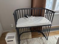 Bedside Crib Babybay Grå med Madrass – Nyskick